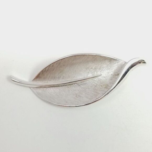 Vintage Crown Trifari Leaf Shape Brooch, Silver Tone Lapel PIn, Unisex Minimal - Picture 2 of 7
